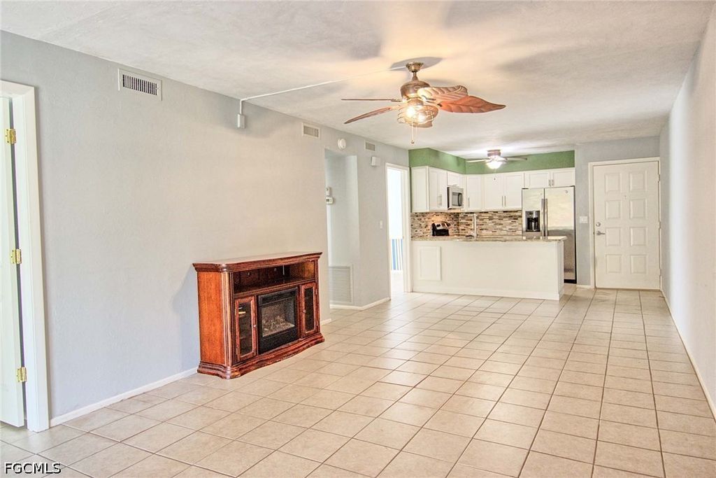 Image 5 of property listing at 1100 Pondella RD 807, Cape Coral, FL 33909