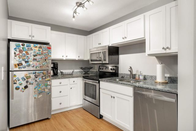 1304 W Medicine Lake Drive 202, Plymouth, MN 55441