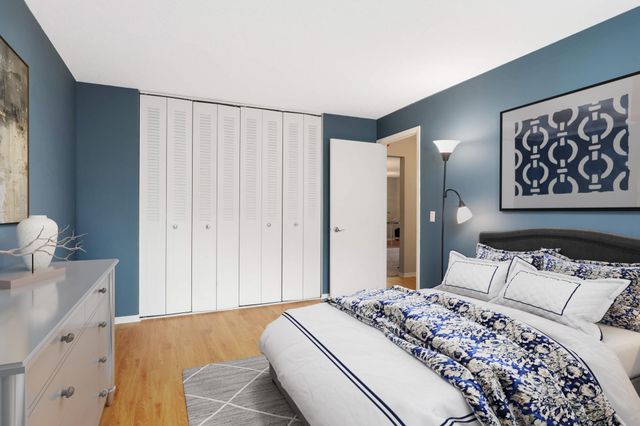 1304 W Medicine Lake Drive 202, Plymouth, MN 55441