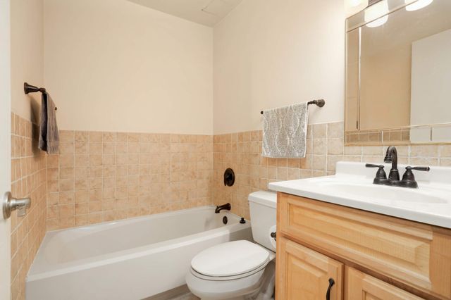 1304 W Medicine Lake Drive 202, Plymouth, MN 55441