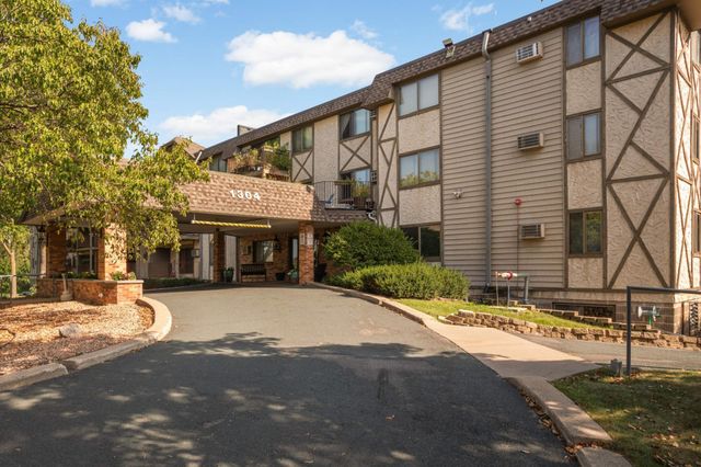 1304 W Medicine Lake Drive 202, Plymouth, MN 55441