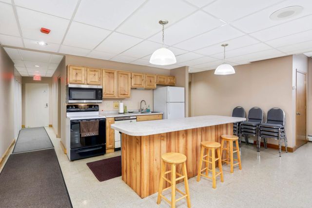 1304 W Medicine Lake Drive 202, Plymouth, MN 55441