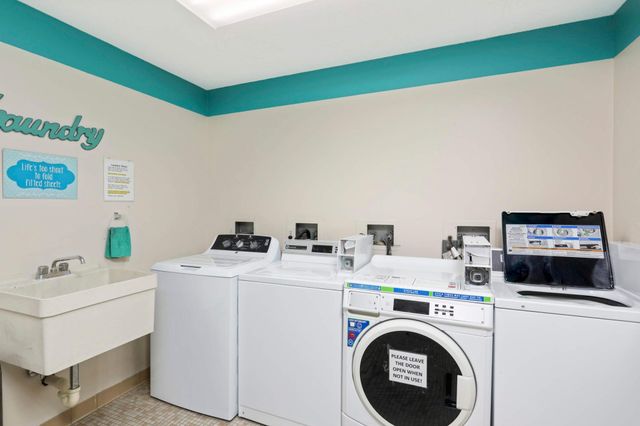 1304 W Medicine Lake Drive 202, Plymouth, MN 55441