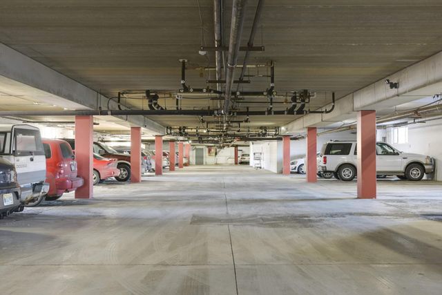 1304 W Medicine Lake Drive 202, Plymouth, MN 55441