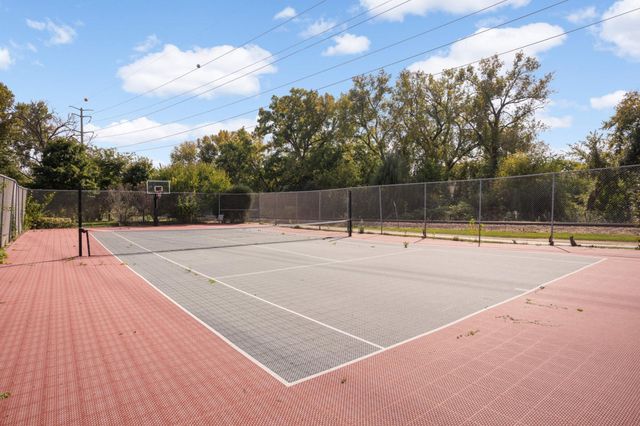 1304 W Medicine Lake Drive 202, Plymouth, MN 55441