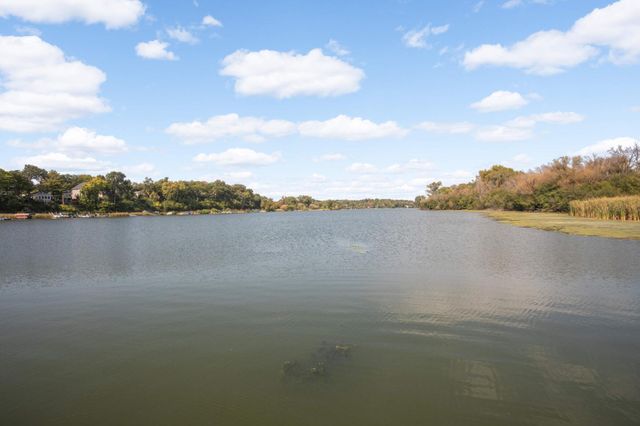 1304 W Medicine Lake Drive 202, Plymouth, MN 55441