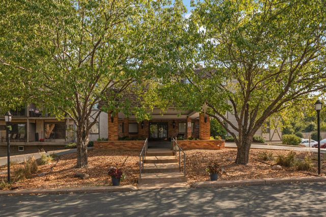 1304 W Medicine Lake Drive 202, Plymouth, MN 55441