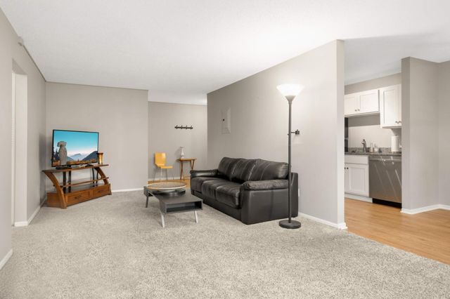 1304 W Medicine Lake Drive 202, Plymouth, MN 55441