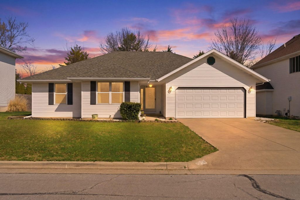 3045 W Darby Street, Springfield, MO 65810