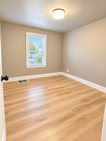 17 Royal St, Agawam, MA 01001