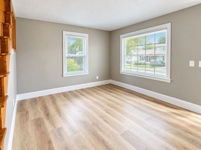 17 Royal St, Agawam, MA 01001