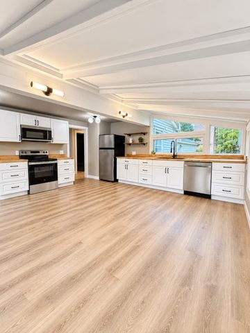 17 Royal St, Agawam, MA 01001