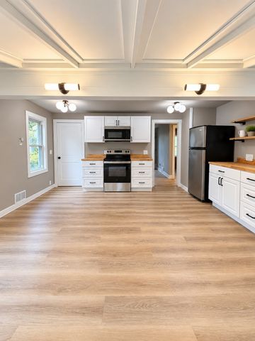 17 Royal St, Agawam, MA 01001