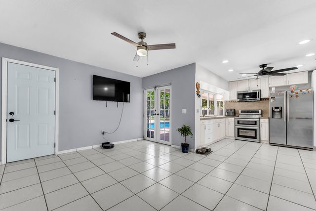 8880 NW 7TH Street, Pembroke Pines, FL 33024