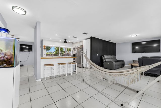 8880 NW 7TH Street, Pembroke Pines, FL 33024