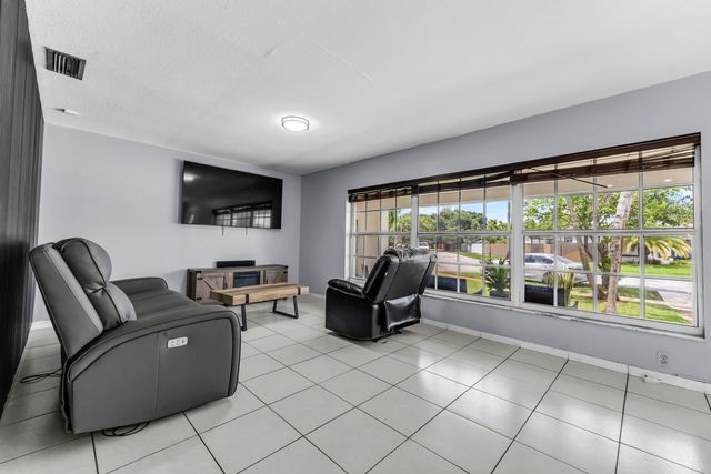 8880 NW 7TH Street, Pembroke Pines, FL 33024