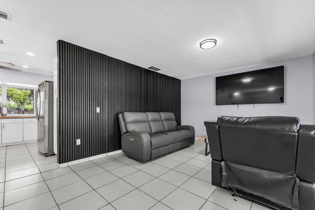 8880 NW 7TH Street, Pembroke Pines, FL 33024