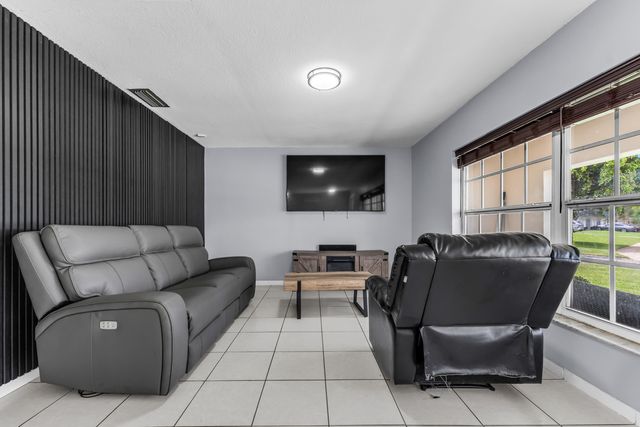 8880 NW 7TH Street, Pembroke Pines, FL 33024