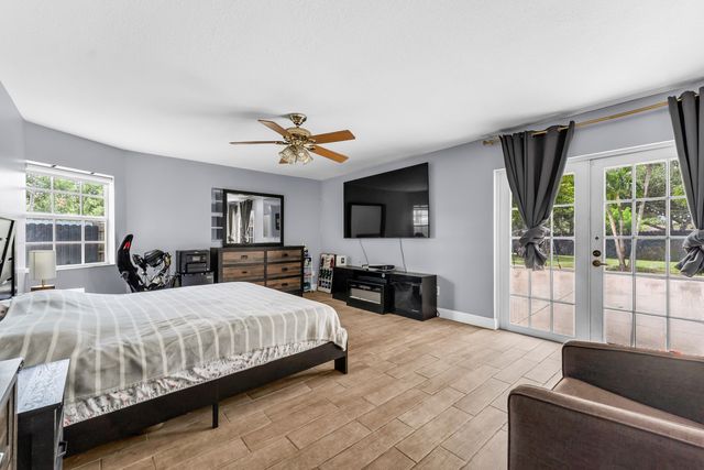8880 NW 7TH Street, Pembroke Pines, FL 33024