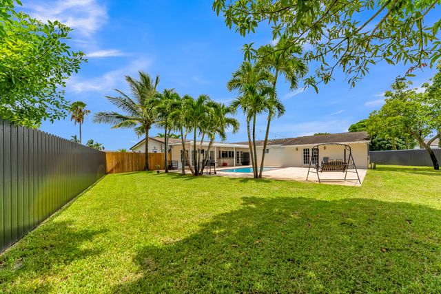 8880 NW 7TH Street, Pembroke Pines, FL 33024