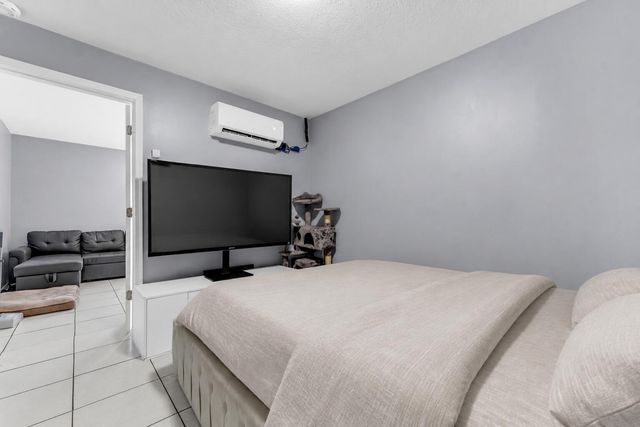 8880 NW 7TH Street, Pembroke Pines, FL 33024