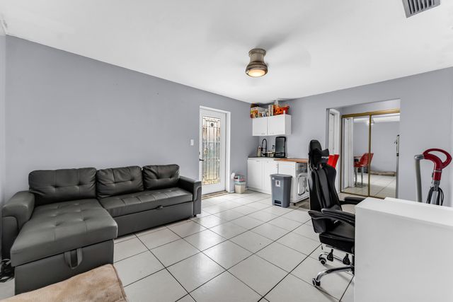 8880 NW 7TH Street, Pembroke Pines, FL 33024