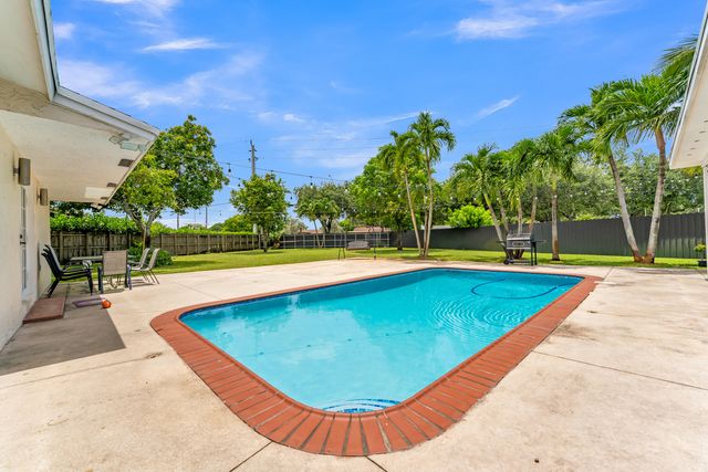 8880 NW 7TH Street, Pembroke Pines, FL 33024