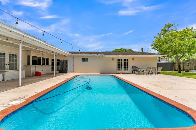 8880 NW 7TH Street, Pembroke Pines, FL 33024