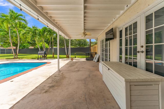 8880 NW 7TH Street, Pembroke Pines, FL 33024