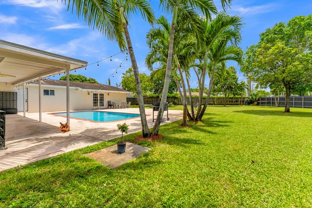 8880 NW 7TH Street, Pembroke Pines, FL 33024