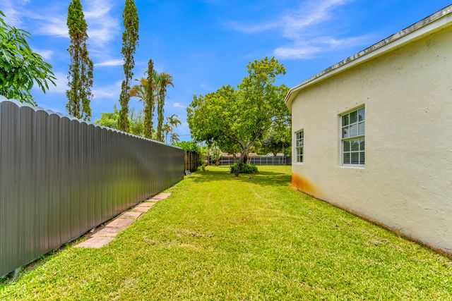 8880 NW 7TH Street, Pembroke Pines, FL 33024