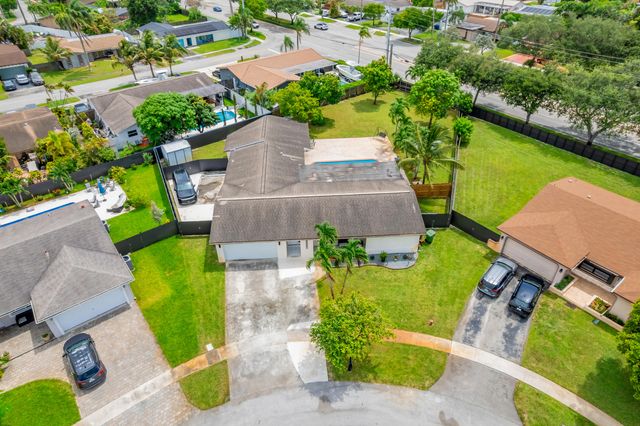 8880 NW 7TH Street, Pembroke Pines, FL 33024