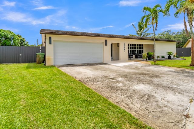 8880 NW 7TH Street, Pembroke Pines, FL 33024