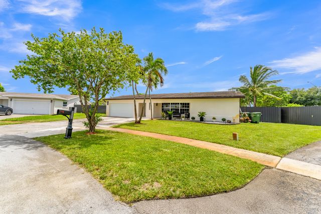 8880 NW 7TH Street, Pembroke Pines, FL 33024