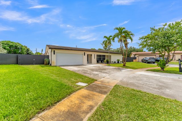 8880 NW 7TH Street, Pembroke Pines, FL 33024