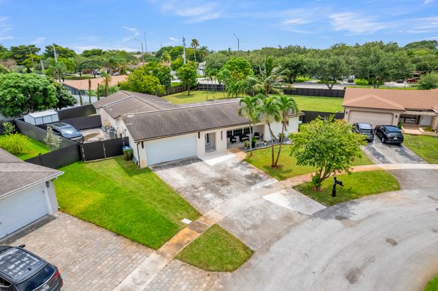 8880 NW 7TH Street, Pembroke Pines, FL 33024