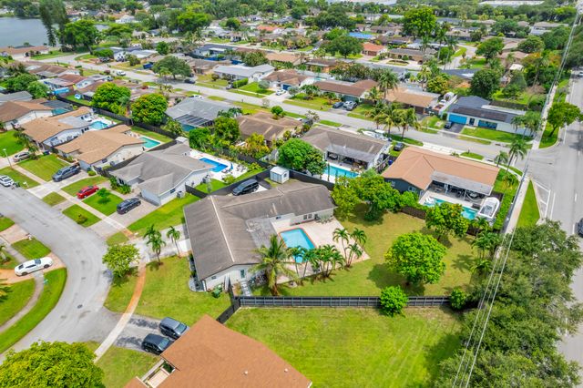8880 NW 7TH Street, Pembroke Pines, FL 33024