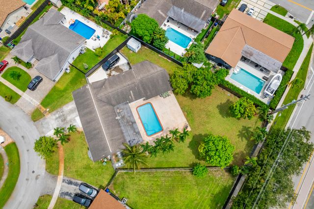 8880 NW 7TH Street, Pembroke Pines, FL 33024