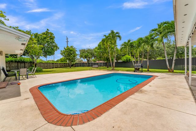 8880 NW 7TH Street, Pembroke Pines, FL 33024
