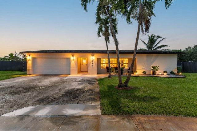 8880 NW 7TH Street, Pembroke Pines, FL 33024