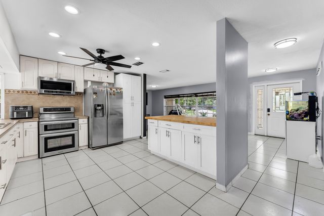 8880 NW 7TH Street, Pembroke Pines, FL 33024