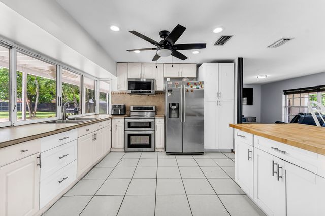 8880 NW 7TH Street, Pembroke Pines, FL 33024