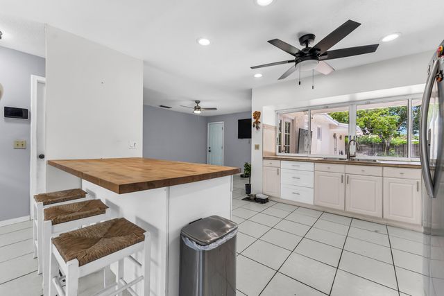 8880 NW 7TH Street, Pembroke Pines, FL 33024