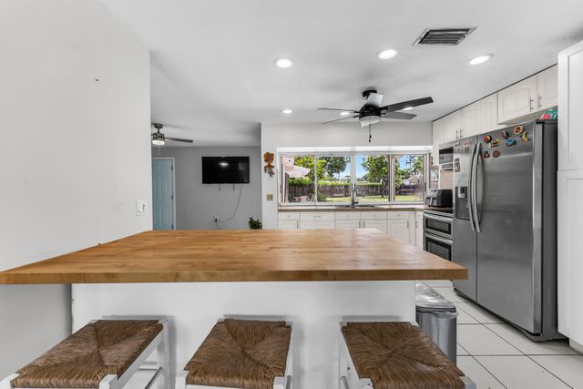 8880 NW 7TH Street, Pembroke Pines, FL 33024