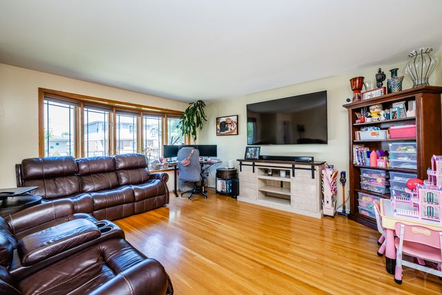 3631 N PACIFIC Avenue, Chicago, IL 60634