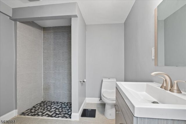 6 Center St, Pompton Lakes Boro, NJ 07442