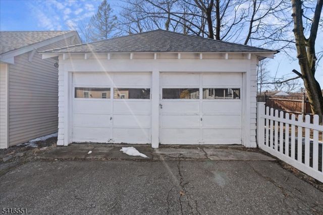 6 Center St, Pompton Lakes Boro, NJ 07442