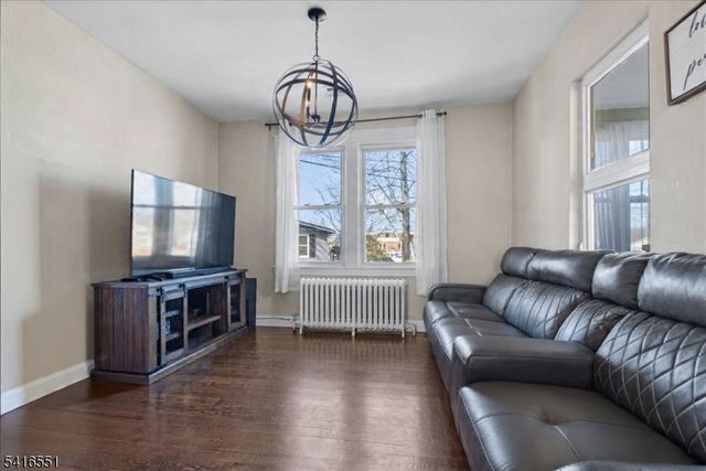 6 Center St, Pompton Lakes Boro, NJ 07442