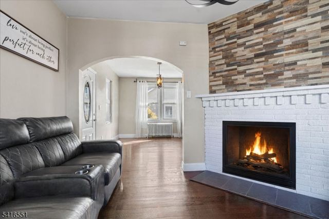 6 Center St, Pompton Lakes Boro, NJ 07442