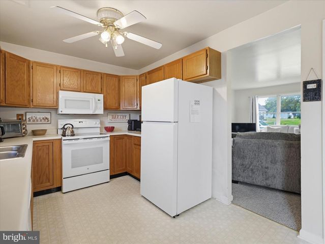 521 BRACKEN DR, Chambersburg, PA 17201